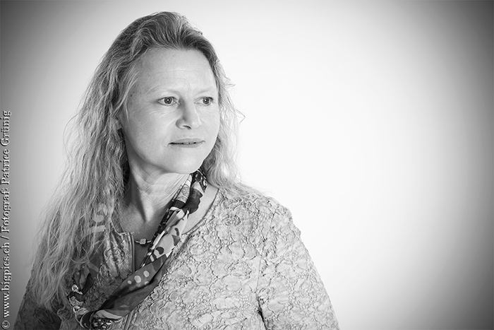 Fotoshooting 40+ im Studio Solothurn, Olten – Authentisches Porträt mit fokusierter Lichtsetzung und natürlicher Ausstrahlung