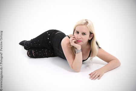 Indoor Fotoshooting für Frauen im Studio Solothurn – Elegantes Frauenporträt mit professioneller Lichtführung