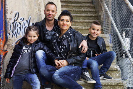 Natürliche Familienfotografie Outdoor – Zeitloses Gruppenbild unter freiem Himmel in Solothurn und Olten