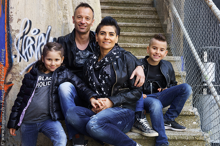 Natürliche Familienfotografie Outdoor – Zeitloses Gruppenbild unter freiem Himmel in Solothurn und Olten