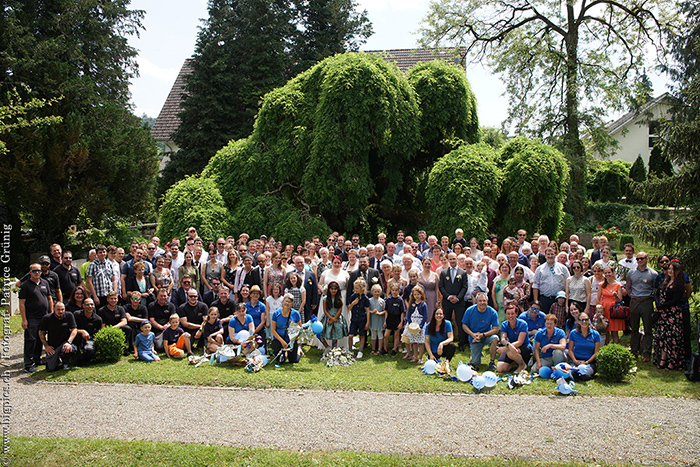Gruppenaufnahme mit Trauzeugen und Familie – Authentische Hochzeitsfotografie in Solothurn für die wichtigsten Menschen im Leben.