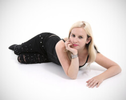 Indoor Fotoshooting für Frauen im Studio Solothurn – Elegantes Frauenporträt mit professioneller Lichtführung